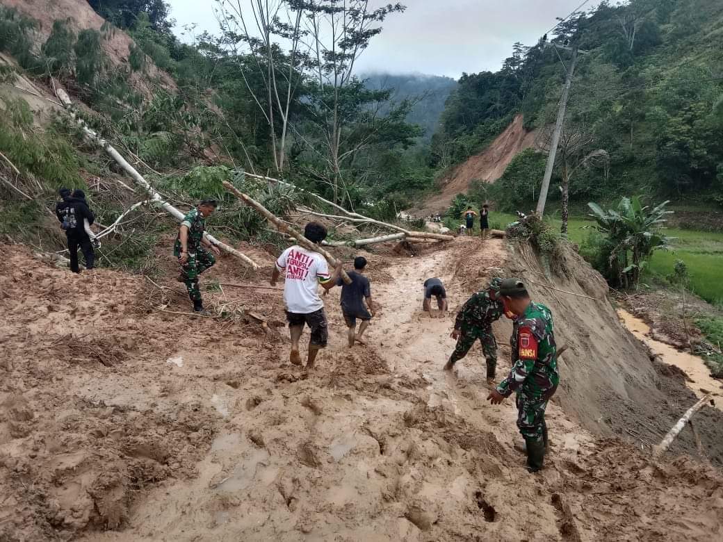 Danramil dan personil Babinsa Koramil Mambi turun langsung ke lokasi tanah longsor Trans Mamasa Mamuju