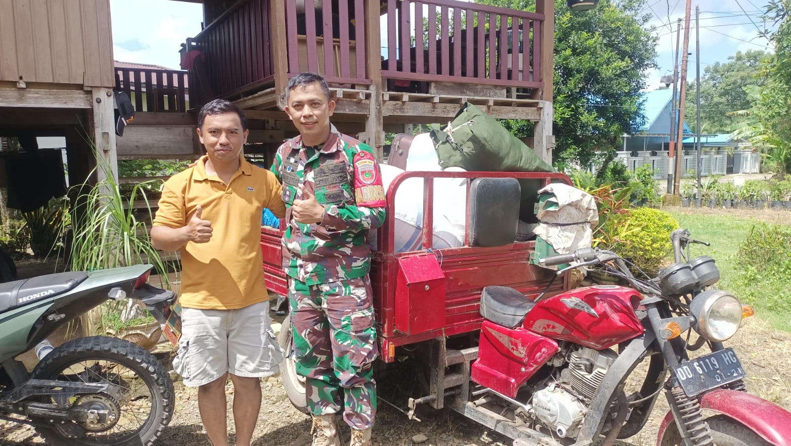 Babinsa Bontoharu Koramil 1411-02/ dan Pemdes Bontoharu Kec. Rilau Ale Bergandengan Tangan dalam membantu Penanganan Bencana Alam