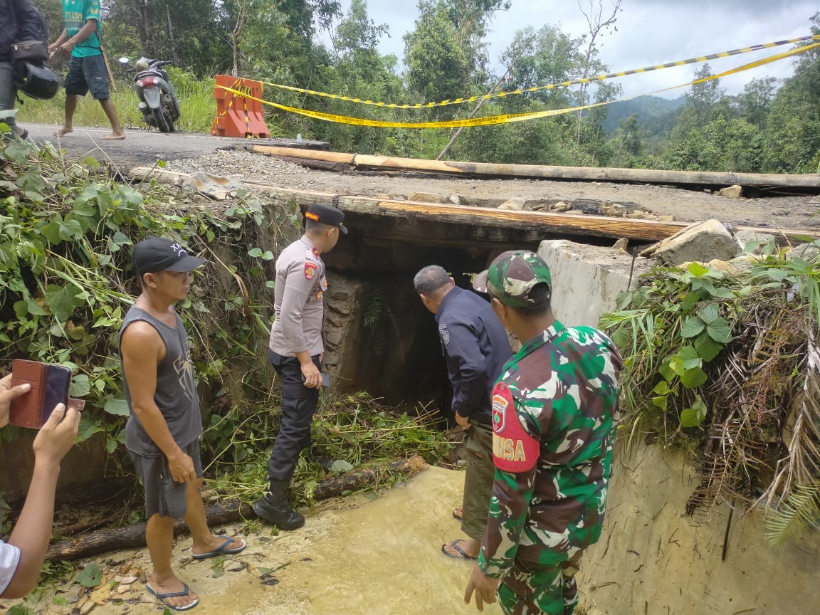 Akibat Curah Hujan Tinggi, Babinsa Wawotobi Pantau Jalan Penghubung Dua Kabupaten Yang Mengalami Longsor
