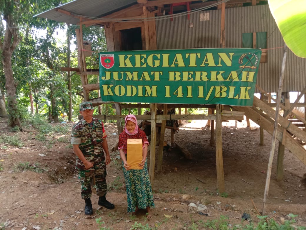 Babinsa Koramil 1411-03/Kajang Melakeankan Jumat Berkah di Kelurahan Tanah Jaya