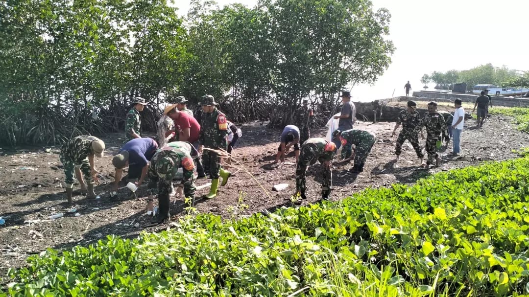 Koramil 1406-10/Pitumpanua Gelar Karya Bhakti Bersihkan Pantai Bangsalae Pasca Banjir Besar