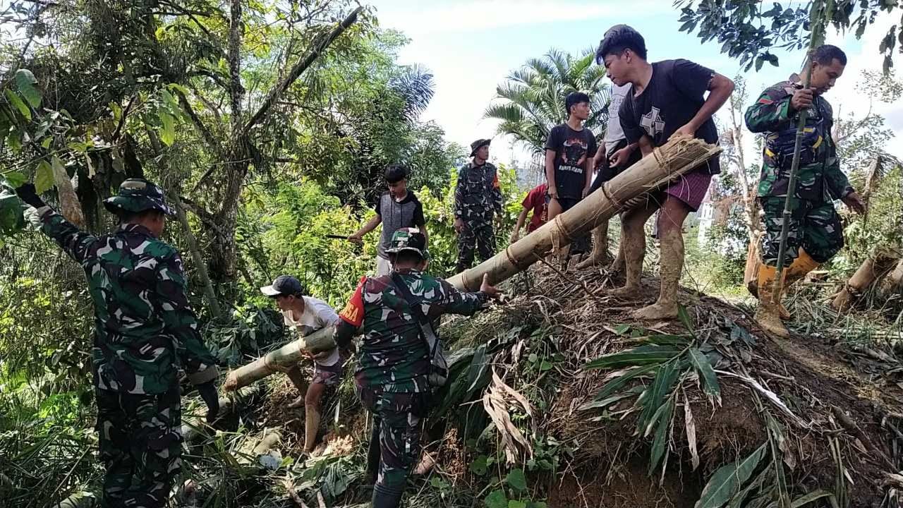 Personil Koramil 1414-05/Sanggalangi Dan Warga Bersihkan Material Tanah Longsor