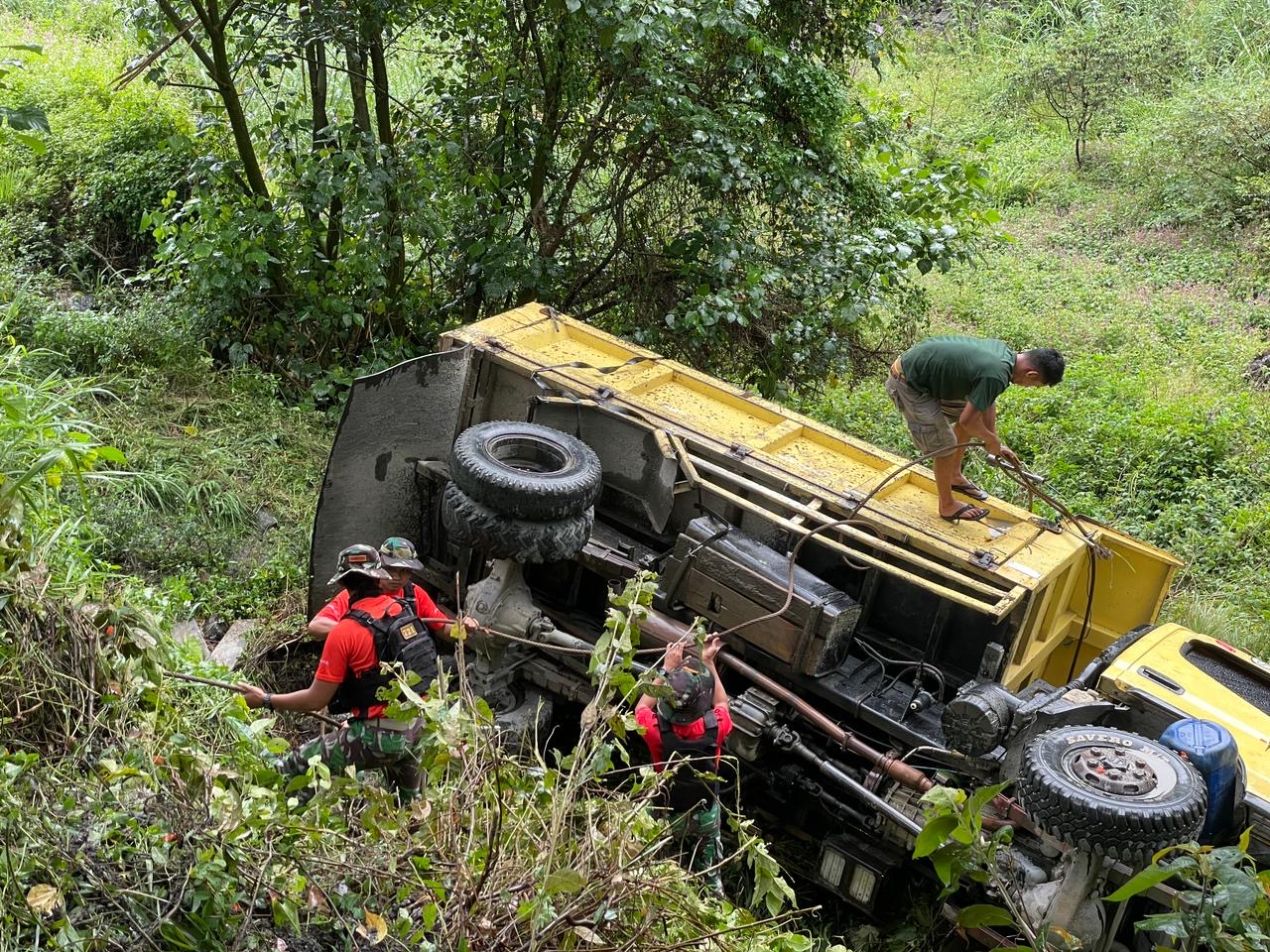 Gerak Cepat Prajurit Rusa Hitam721 Bantu Evakuasi Korban Kecelakaan Tunggal