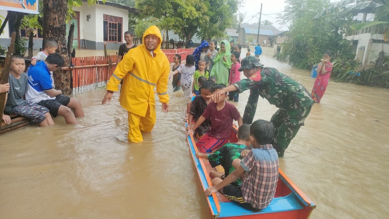 Wilayah Dilanda Banjir, Kesigapan Babinsa Kodim 1407/Bone Terjun Langsung Pantau Desa Binaan