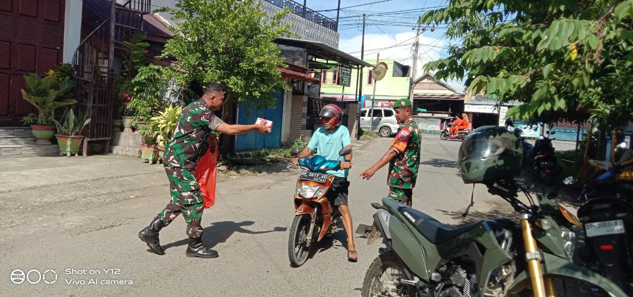Personil 1405-05/Mallusetasi berbagi ju'mat berkah kepada masyarakat yang sedang lewat atau beraktivitas