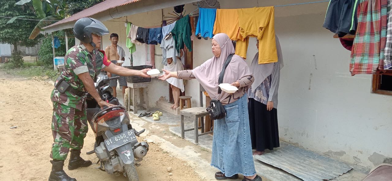 Jumat Berkah Koramil Poasia Sambangi Warga Kelurahan Andonuhu