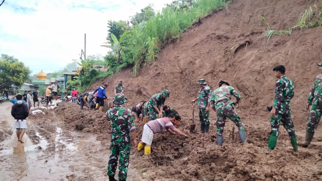 Personel gabungan TNI - Polri Dan Masyarakat Gotong Royong Bersihkan Material Longsor