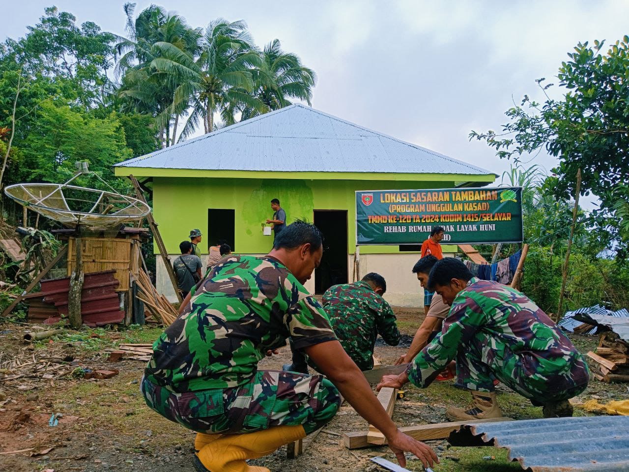 Hampir Rampung, Pengerjaan RTLH TMMD Ke-120 Kodim 1415/Selayar Mulai Memasuki Tahap Pengecatan