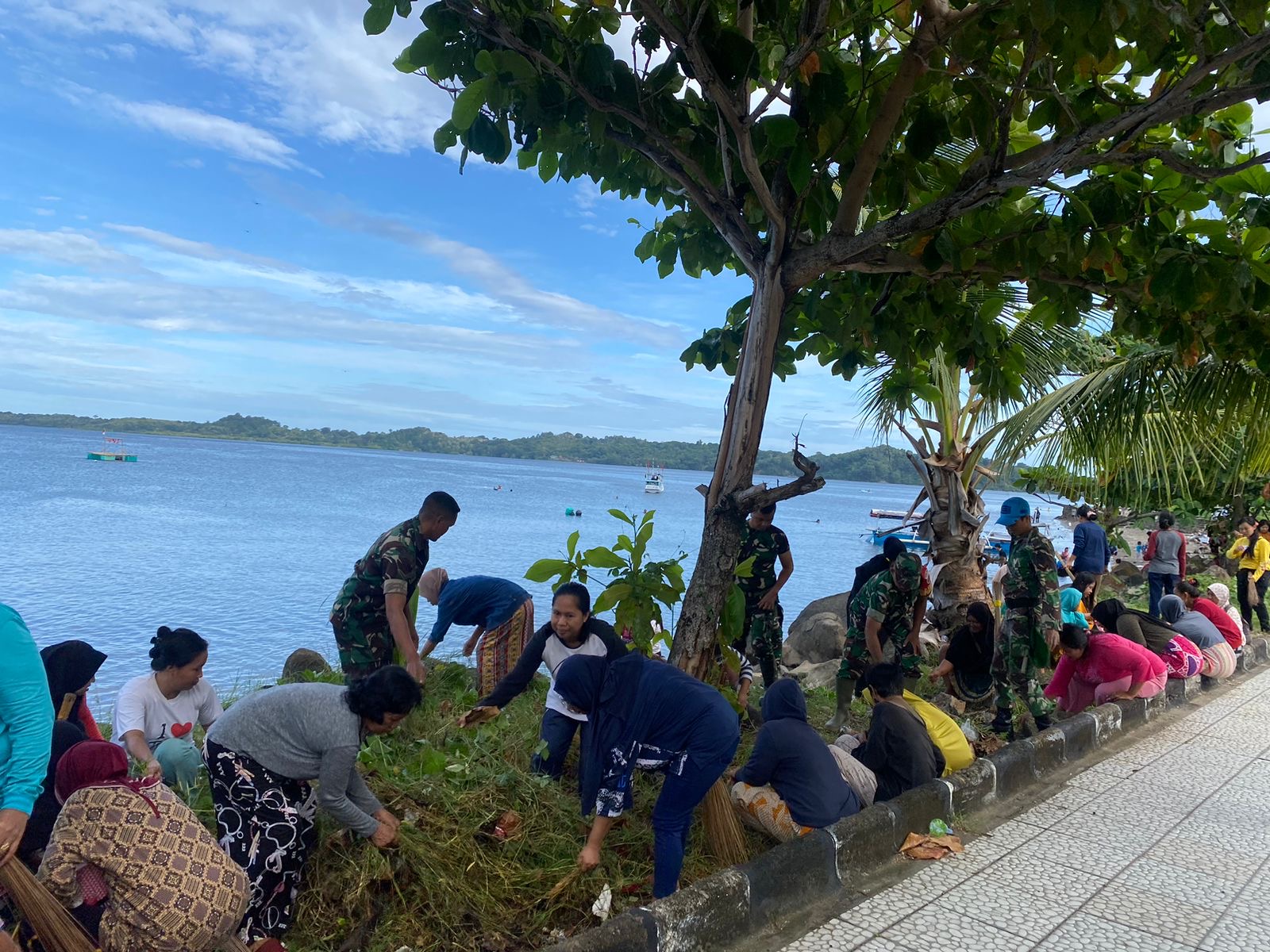 Personel Brigif 11/BS Bersama Dinas Kesehatan Gelar Karya Bakti dan Penyuluhan Kesehatan