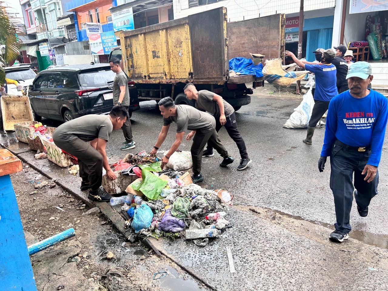 Karya Bakti Menyongsong Hari Lingkungan Hidup Sedunia: Kodim 1418/Mamuju Bekerjasama dengang Pemkab Mamuju Bersihkan Pasar