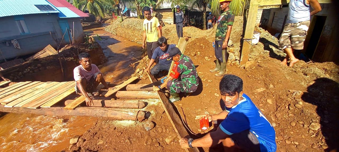 Pasca Banjir Sehingga Warga Sulit Melintas, Danpos Koramil 10/Moramo Gotong Royong Bangun Jembatan Darurat