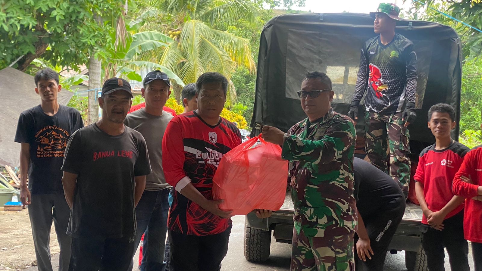 Kodim 1403/Palopo Salurkan 600 Paket Makanan Siap Saji ke Korban Banjir di Luwu