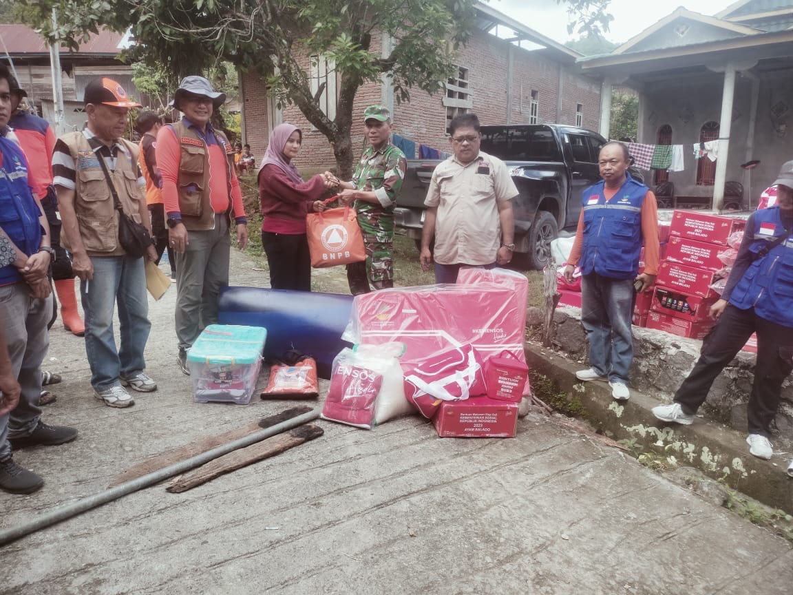 Danramil-05/Patampanua Kodim 1404/Pinrang Bersama Kadis Sosial Salurkan Bantuan Kepada Warga terdampak Banjir