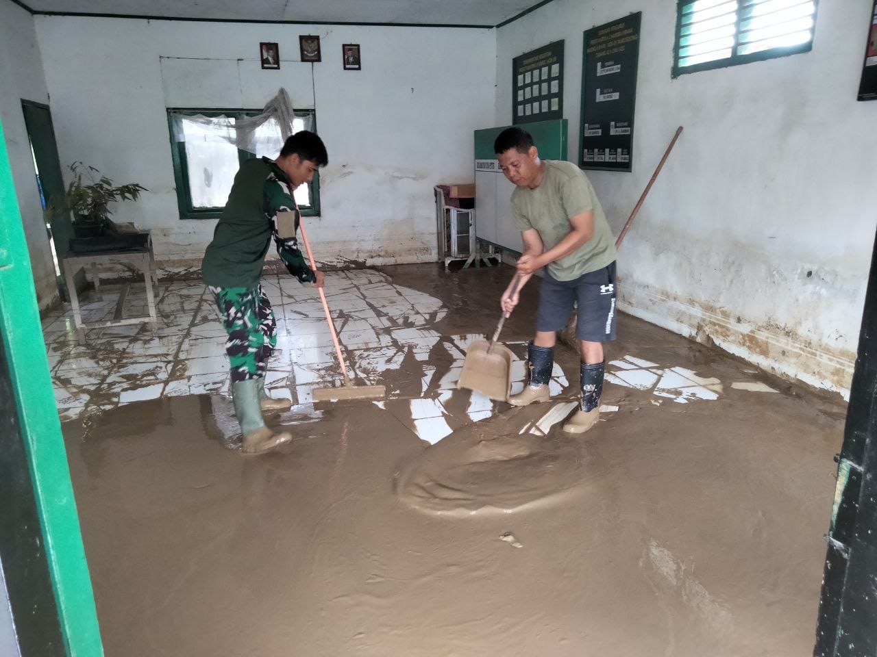 Babinsa Koramil 1420-05/Dua Pitue Bersih Bersih Kantor Koramil Yang Terkena Dampak Banjir
