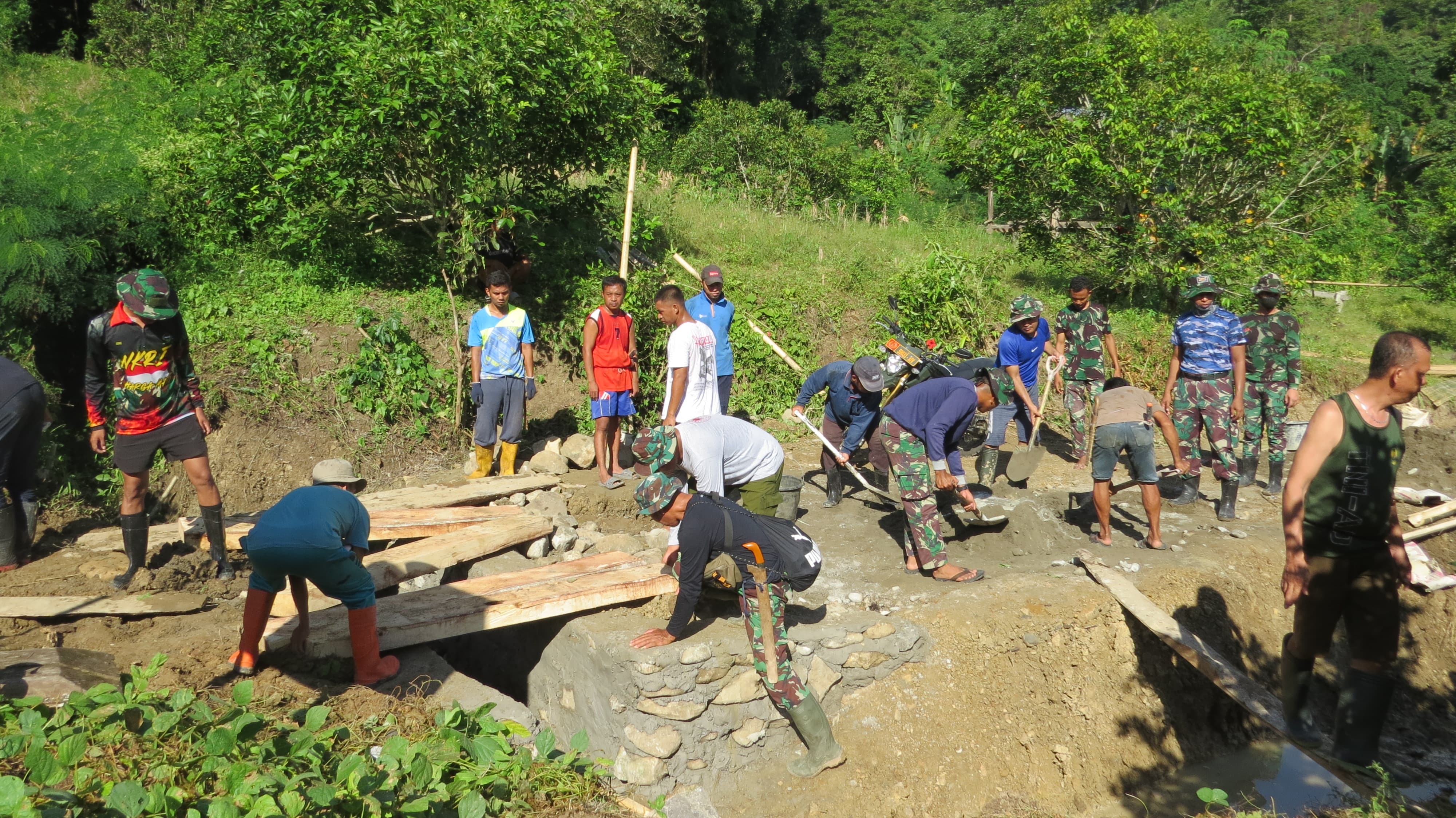 Akses Jalan Ditingkatkan, TMMD Ke-120 Kodim 1401/Majene Bangun Plat Duiker di Desa Tallambalao