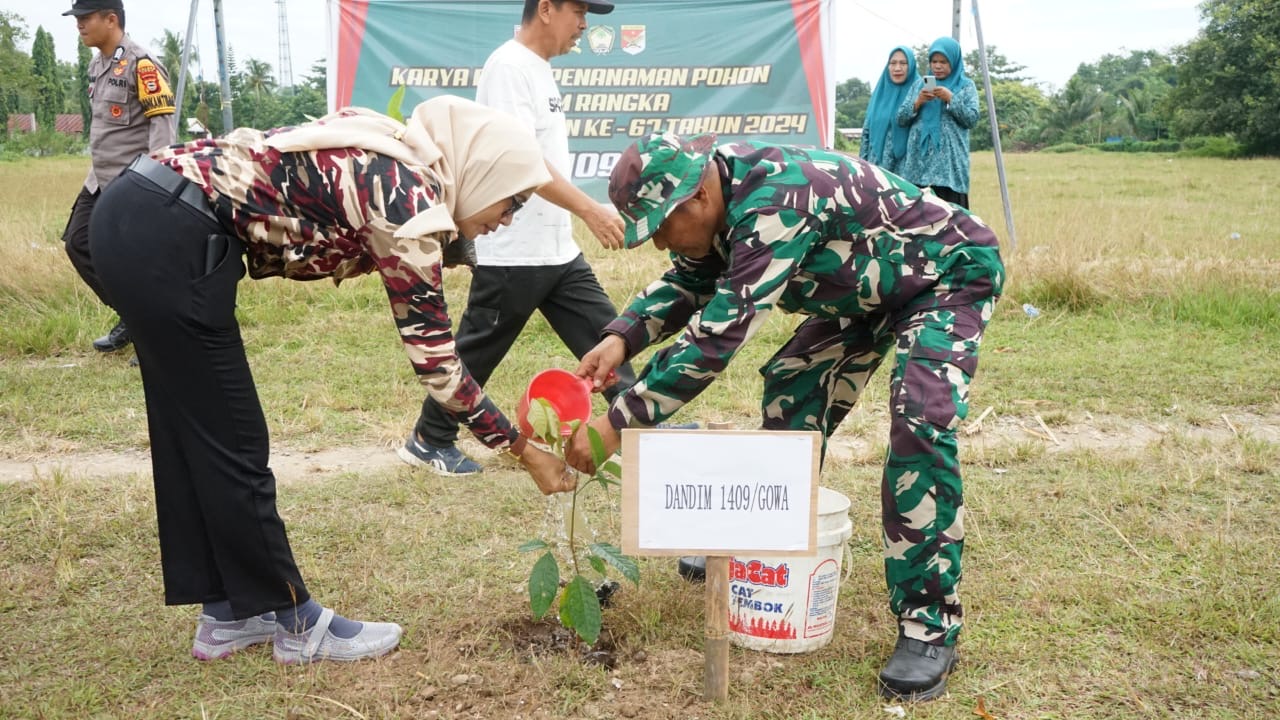Sambut HUT Ke - 67 Kodam XIV/Hsn Koramil 1409/06 Bajeng Gelar Karya Bakti Penanaman Pohon