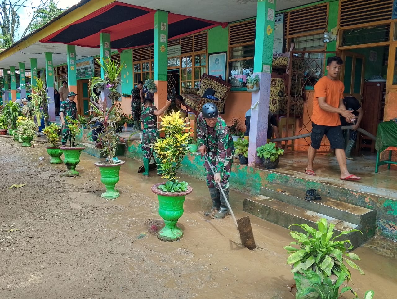 Bantu Pembersihan Pasca Banjir, Satgas Tanggap Darurat Bencana Kembali Turun Ke Titik Yang Terdampak Bencana
