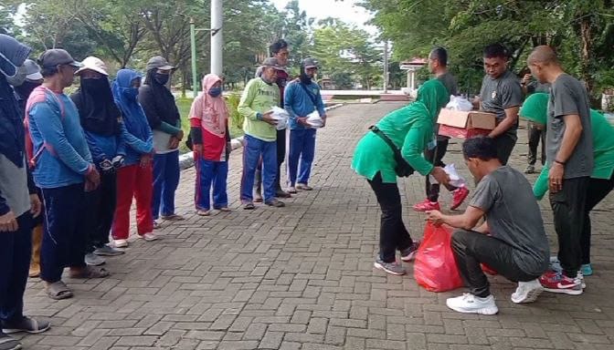 Wujud kepedulian terhadap sesama,"Babinsa Koramil 1405-06/Barru bersama.Persit berbagi jumat berkah"