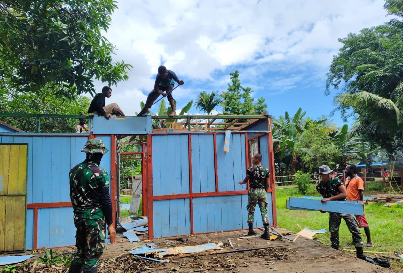 Membangun Kebersamaan di Wilayah Perbatasan RI-PNG, Satgas Pamtas Yonif 726/Tml Hadir Membantu Membongkar Rumah Warga