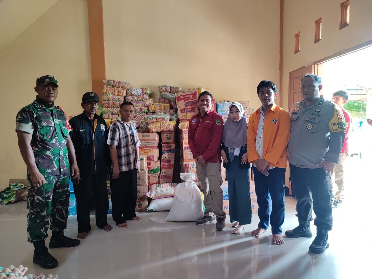 Babinsa Koramil 1420-03/Marittengae Melaksanakan Pendampingan Pendistribusian Bantuan Korban Banjir