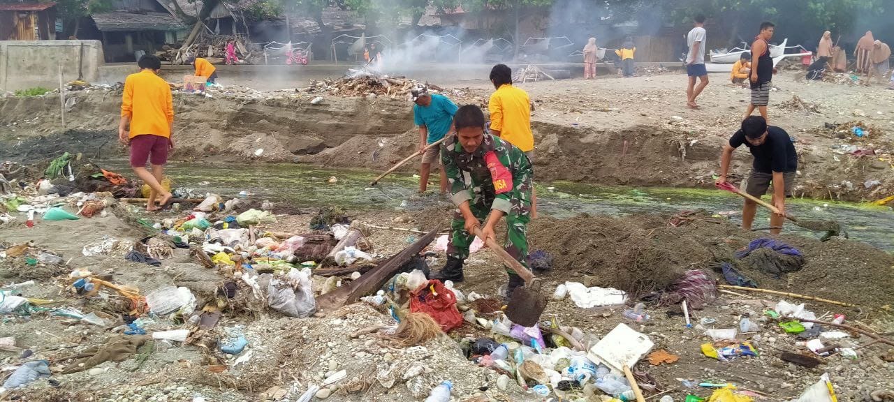 Implementasikan Program Unggulan Kasad, Babinsa Koramil Pamboang Bersama Masyarakat Karya Bakti