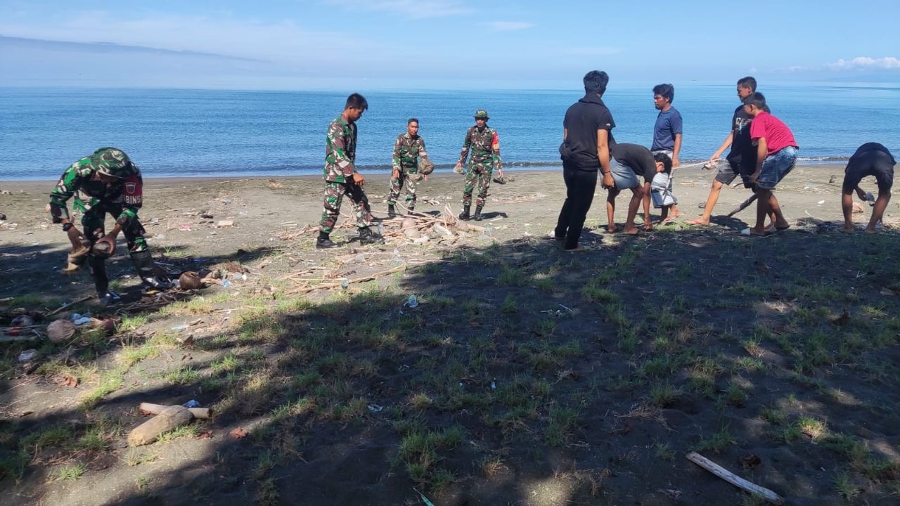 Koramil-07/Lembang Kodim 1404/Pinrang Bersama Warga Laksanakan Pembersihan Pesisir Pantai