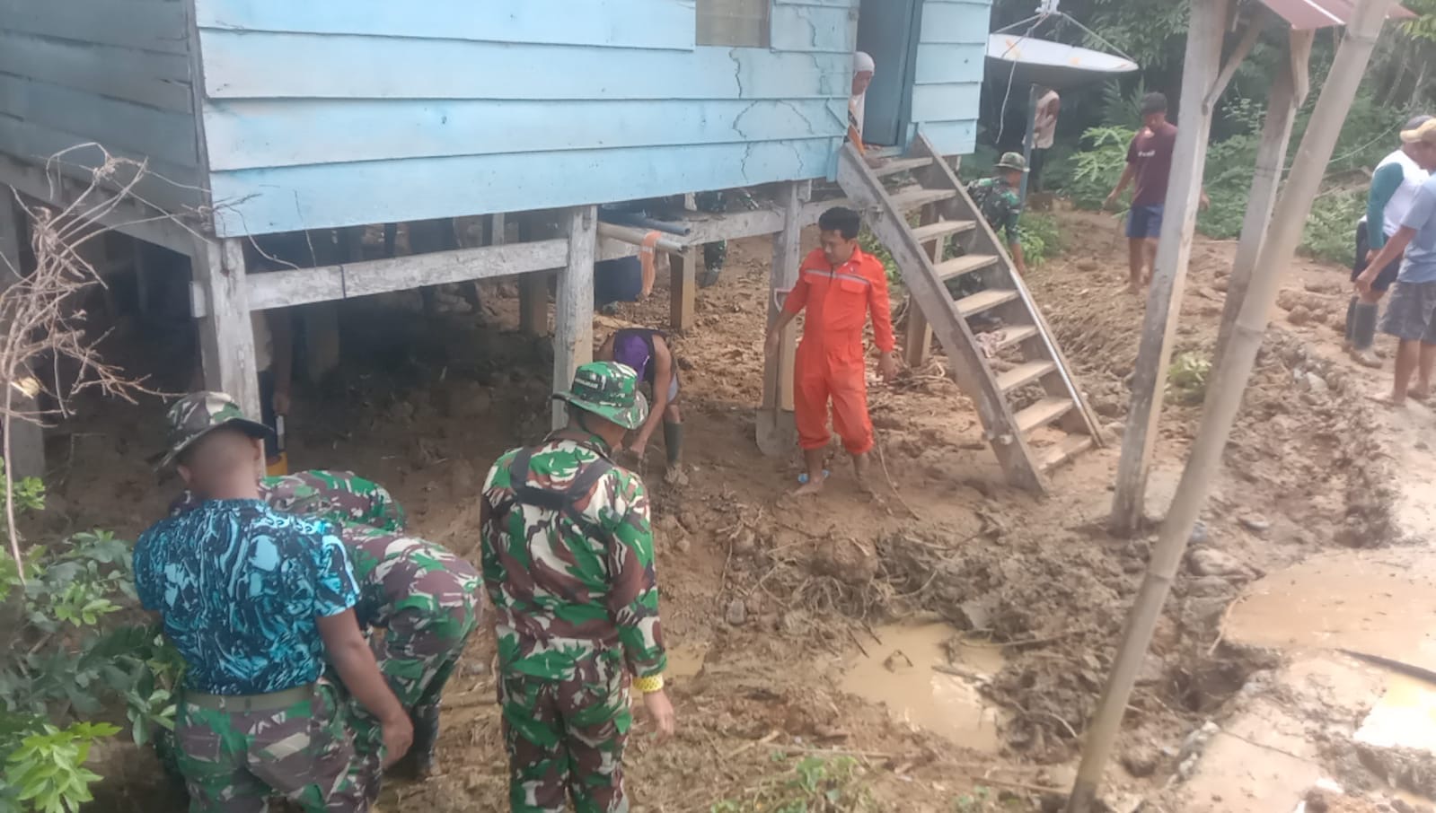 Kepedulian Prajurit Yonif 721/Makkasau Bantu Masyarakat Korban Banjir Bandang Di Luwu