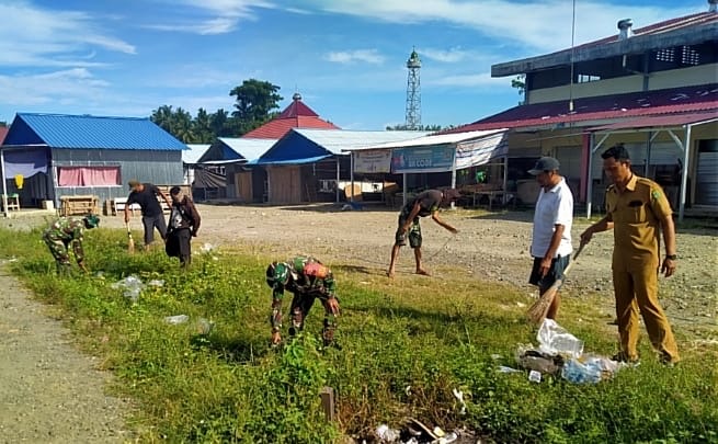 Babinsa Koramil Pasangkayu Giatkan Karya Bakti di Pasar Rakyat Martajaya