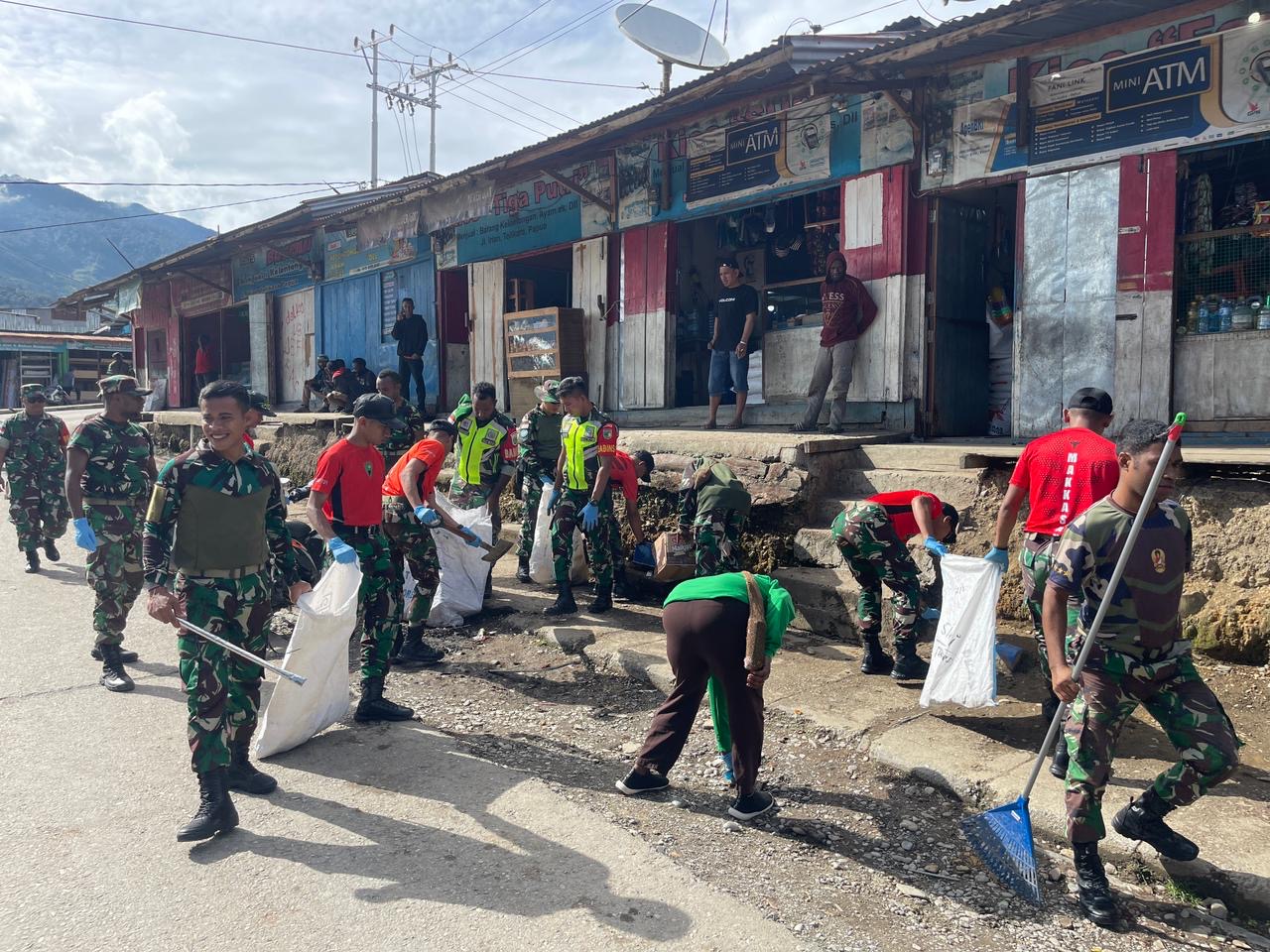 Prajurit Satgas Yonif 721/Mks Bersinergi Laksanakan Karya Bakti di Wilayah Tolikara