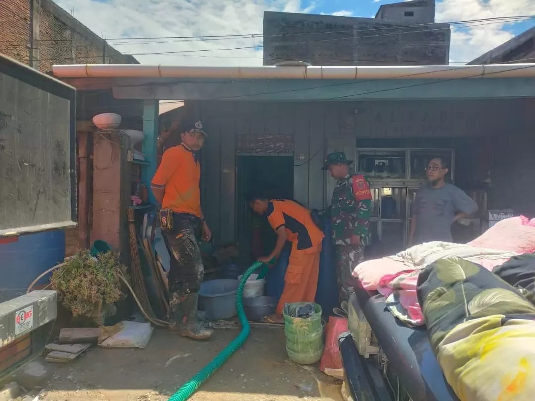Babinsa Koramil 1406-10/Pitumpanua Serda Muchlis N. Membantu Distribusi Air Bersih Pasca Banjir di Kelurahan Siwa
