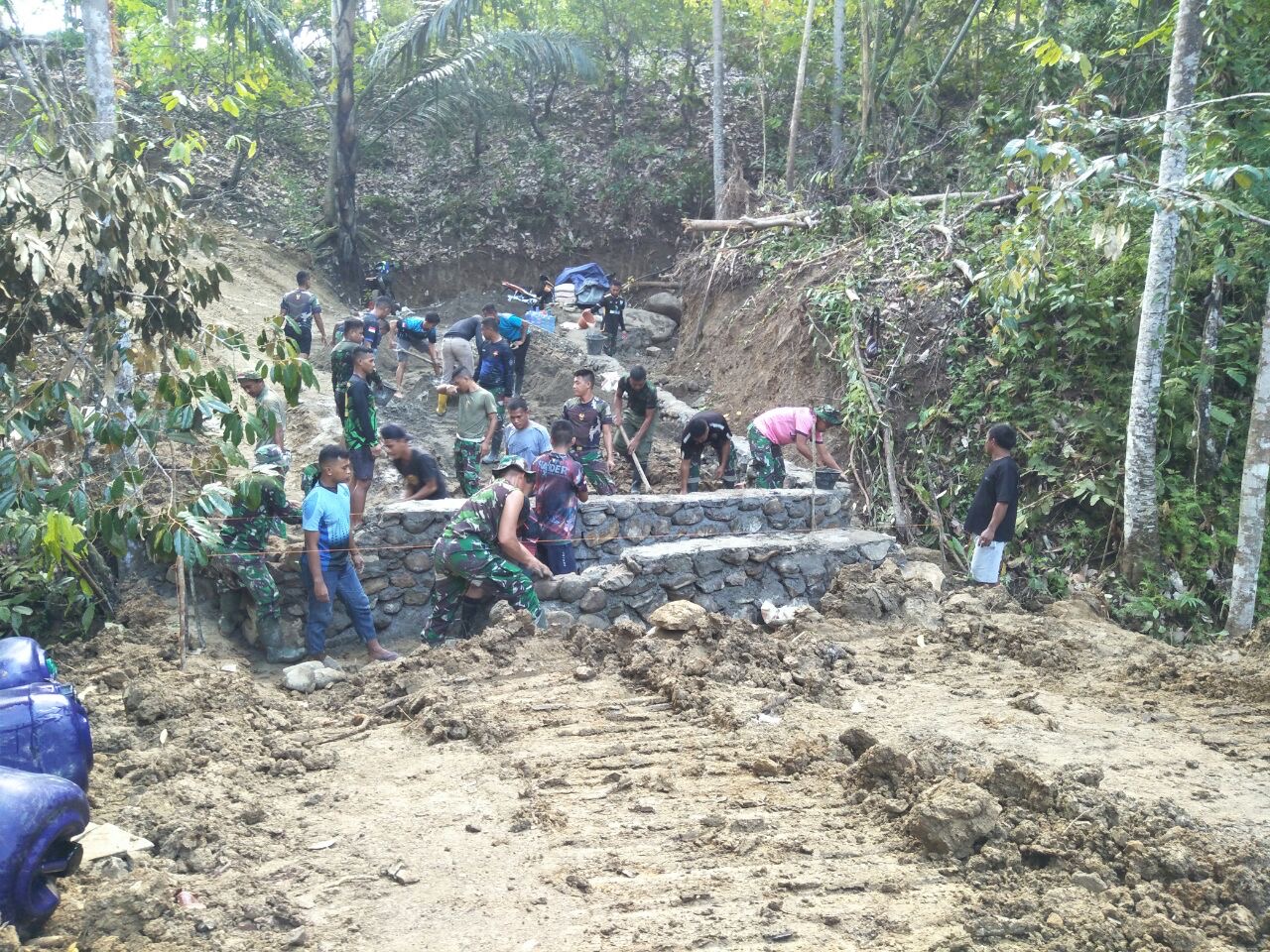 Dua Plat Duiker Lagi, Satgas TMMD ke-120 Kodim 1401/Majene Terus Bekerja Keras di Desa Tallambalao