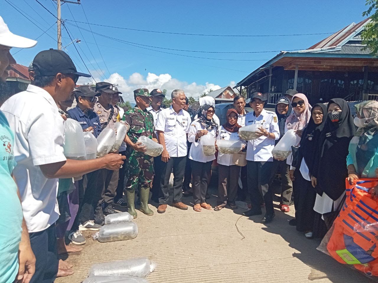 Danramil 1420-01/Panca Lautang dan Forkopimcam Tebar 30.000 Bibit Ikan di Danau Sidenreng