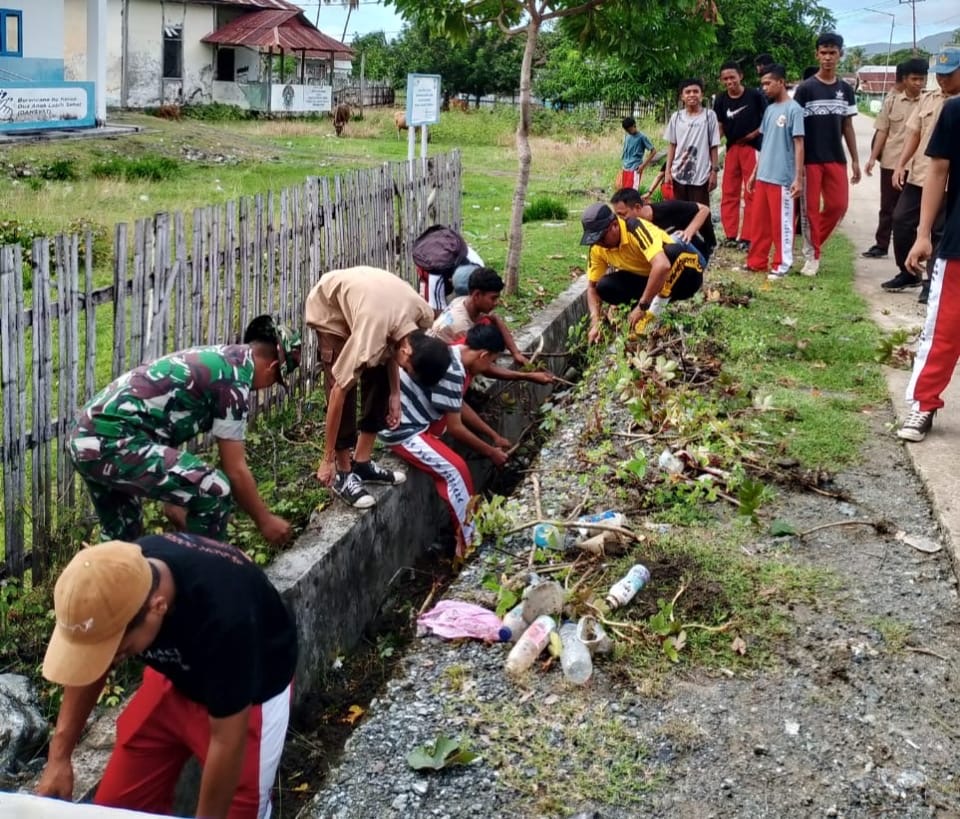Babinsa Koramil 02/Kabaena Bersama Polsek Ajak Warga dan Siswa Kerja Bakti Bersihkan Drainase