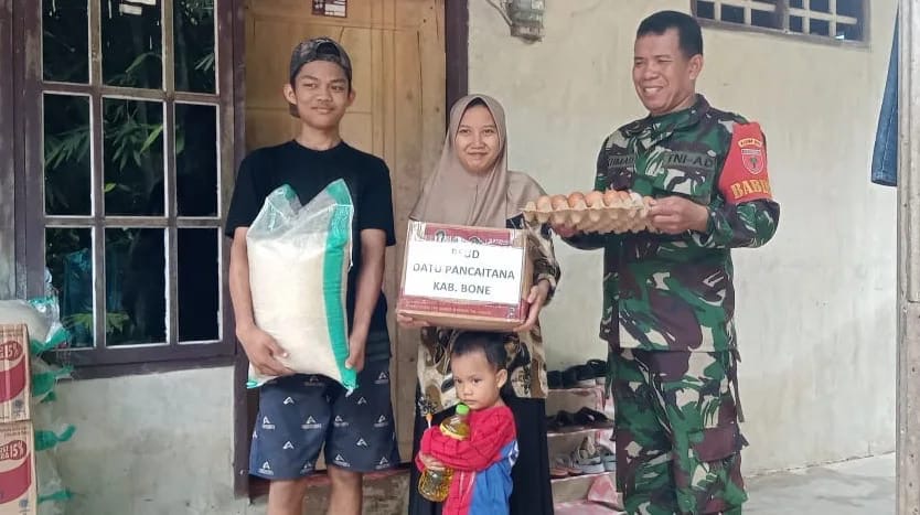 Babinsa Jajaran Serahkan Bantuan Sembako Kepada Warga Yang Terdampak Bencana.