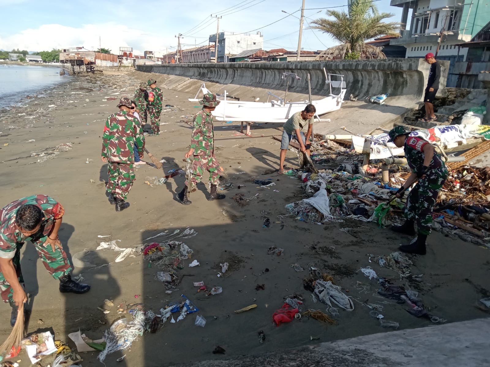 Anggota TNI Bersama Warga Bersihkan Lingkungan Pantai Di Polewali Mandar