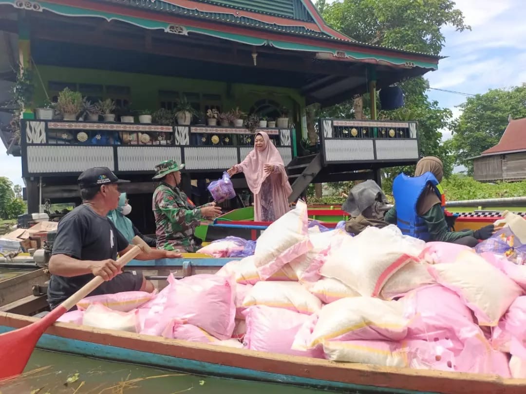 Babinsa Koramil 1406-08/Sabbangparu: Penyaluran Bantuan Logistik kepada Warga Terdampak Banjir