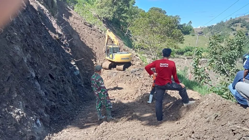 Babinsa Dan Bhabinkamtibmas Kawal Pembukaan Jalan Putus Antara Desa Ranga Dan Lembang