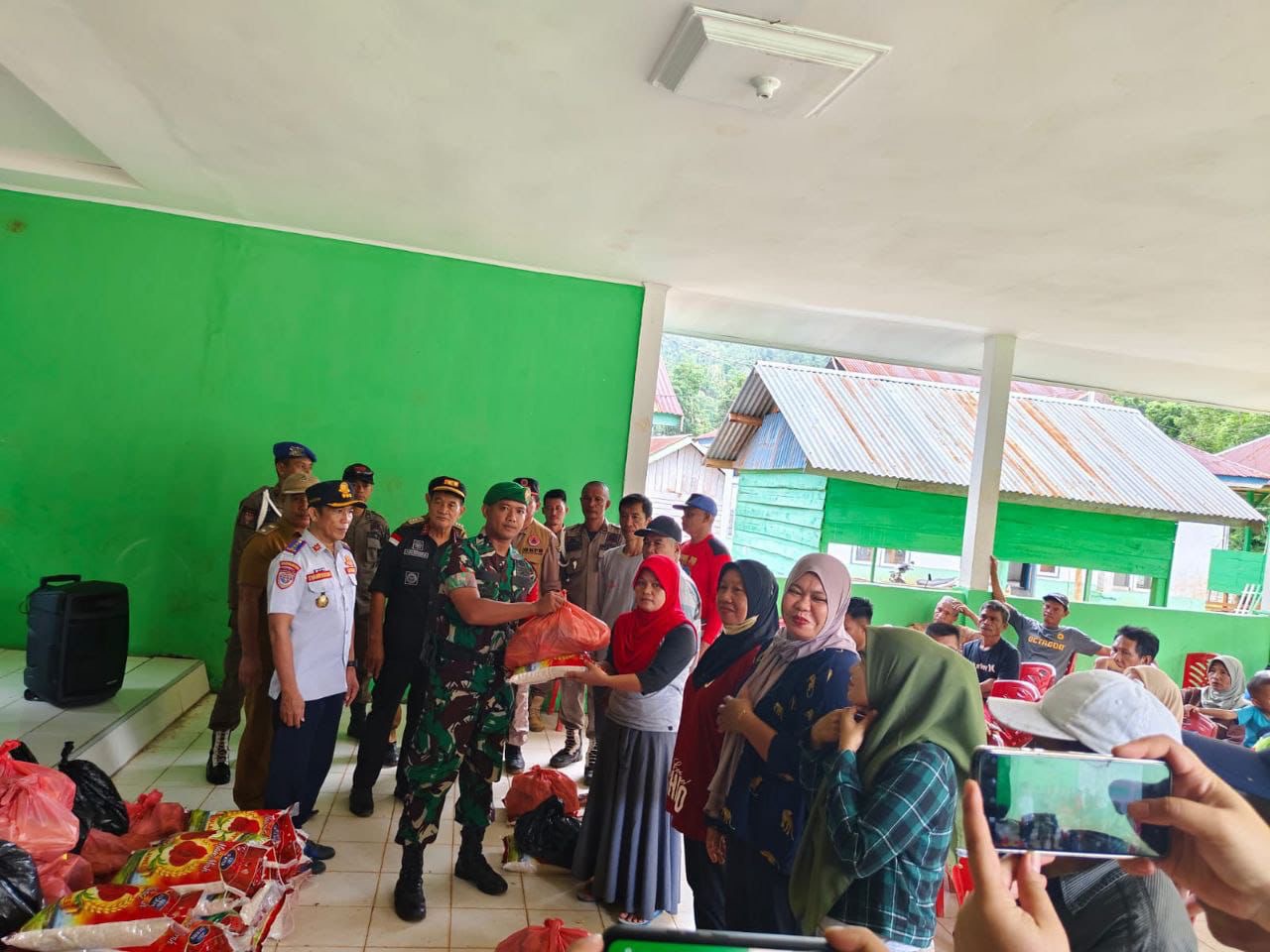 Babinsa Koramil 1430-02/Asera Terjun Ke Lapangan Pantau Pembagian Sembako