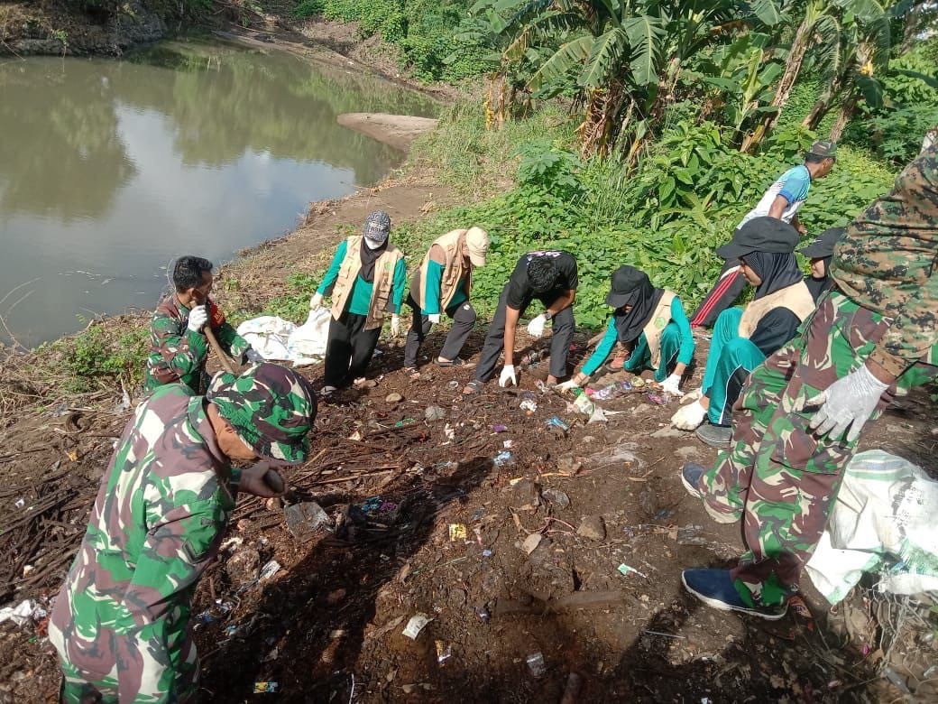 Peduli Lingkungan Prajurit Koramil 1420-01/Panca Lautang Bersihkan Bantaran Sungai