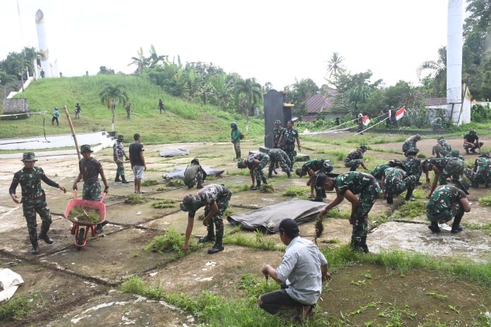 Sambut HUT Kodam XIV/Hasanuddin, Korem 142/Tatag Gelar Karya Bakti Pembersihan Taman Makam Pahlawan