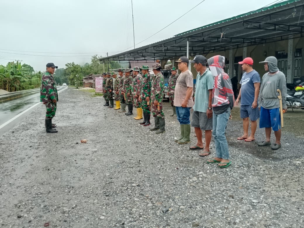 Peduli Kebersihan Lingkungan, Koramil 1403-09 Sabbang Gelar Karya Bhakti Bersihkan Drainase di Tarue Luwu Utara