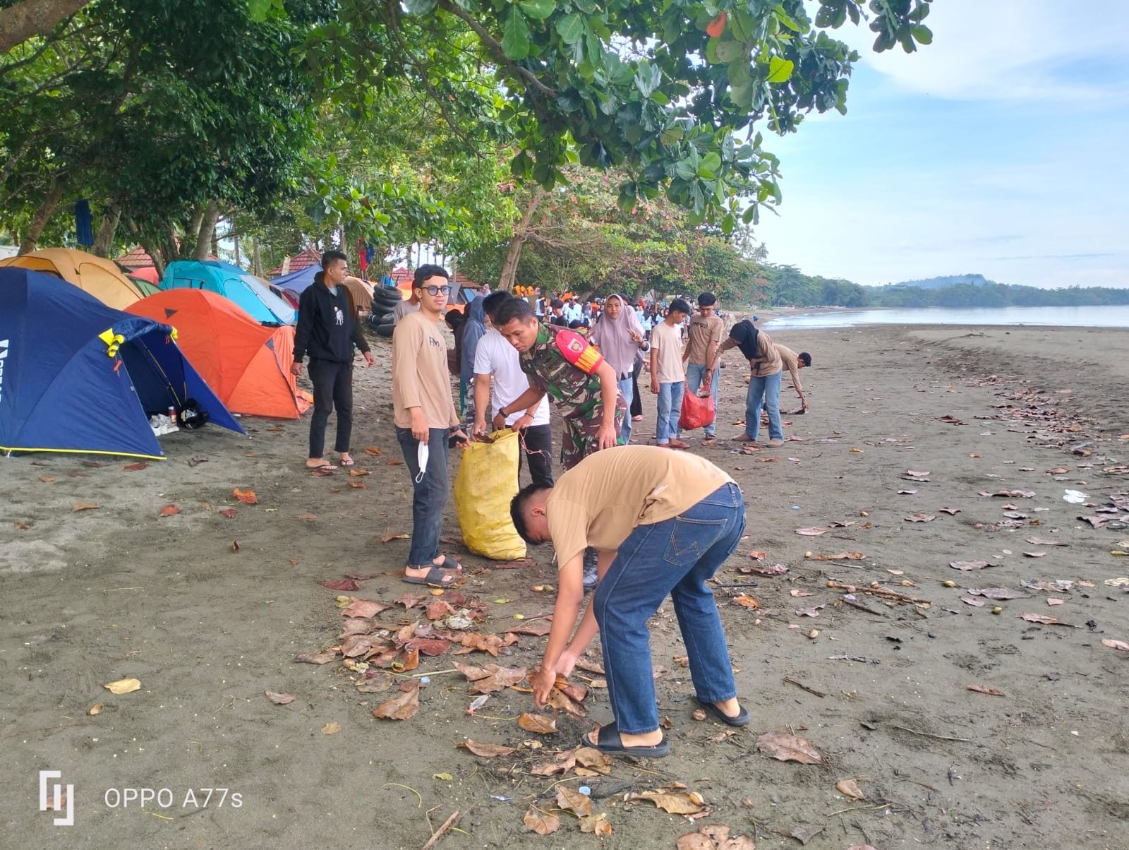 Kolaborasi Spektakuler! Koramil Bambalamotu, Pemdes, Mahasiswa, dan Warga Bersihkan Pantai Demi Masa Depan Lingkungan