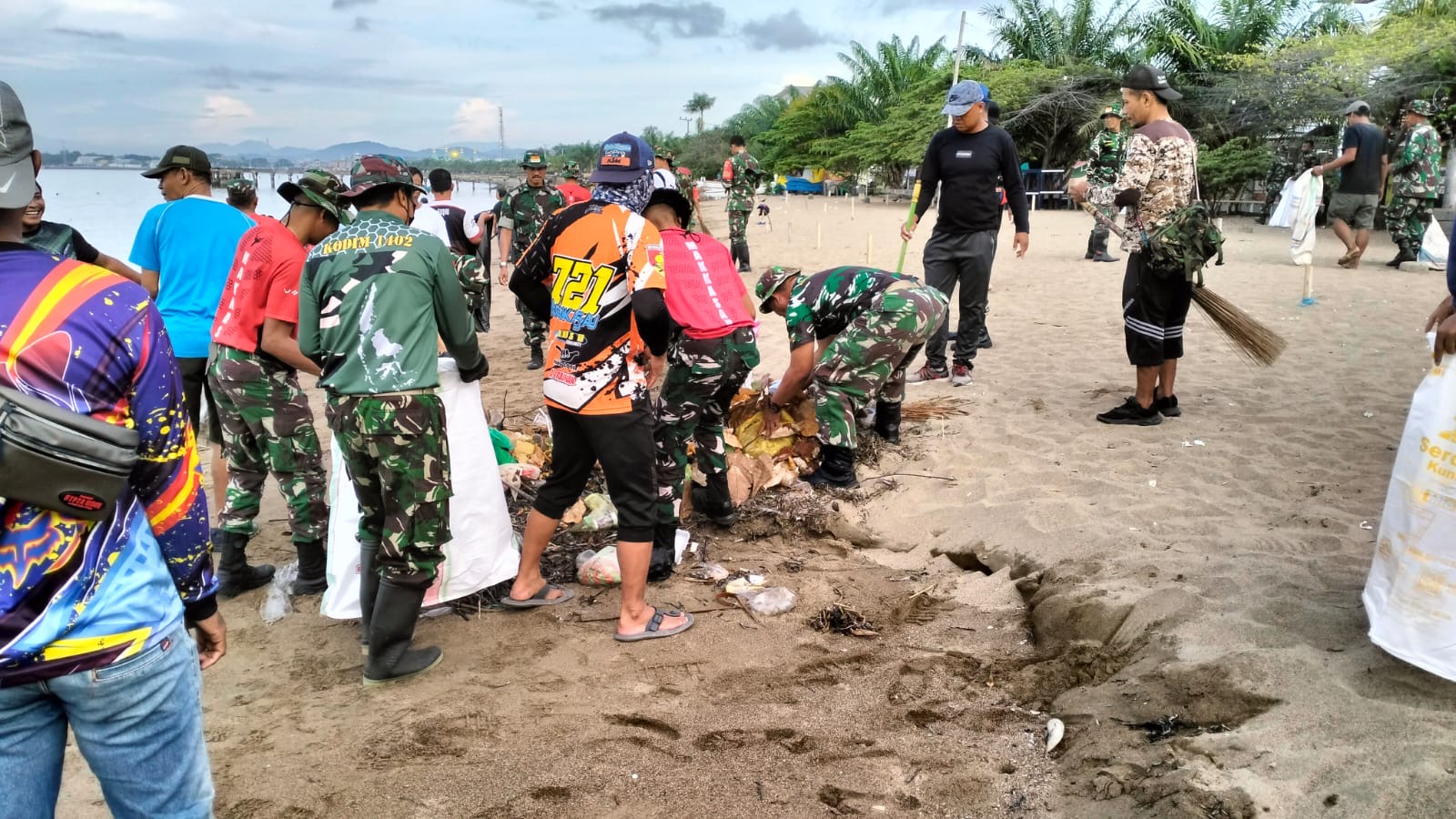Gandeng Komunitas Motor Trail, Anggota Kodim Polman Bersihkan Pantai