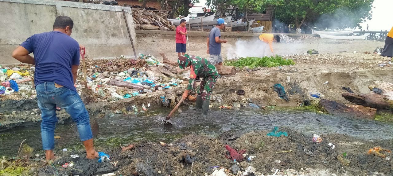 Mengatasi Kesulitan Rakyat Sekelilingnya, Babinsa Kerja Bakti Bersama Masyarakat