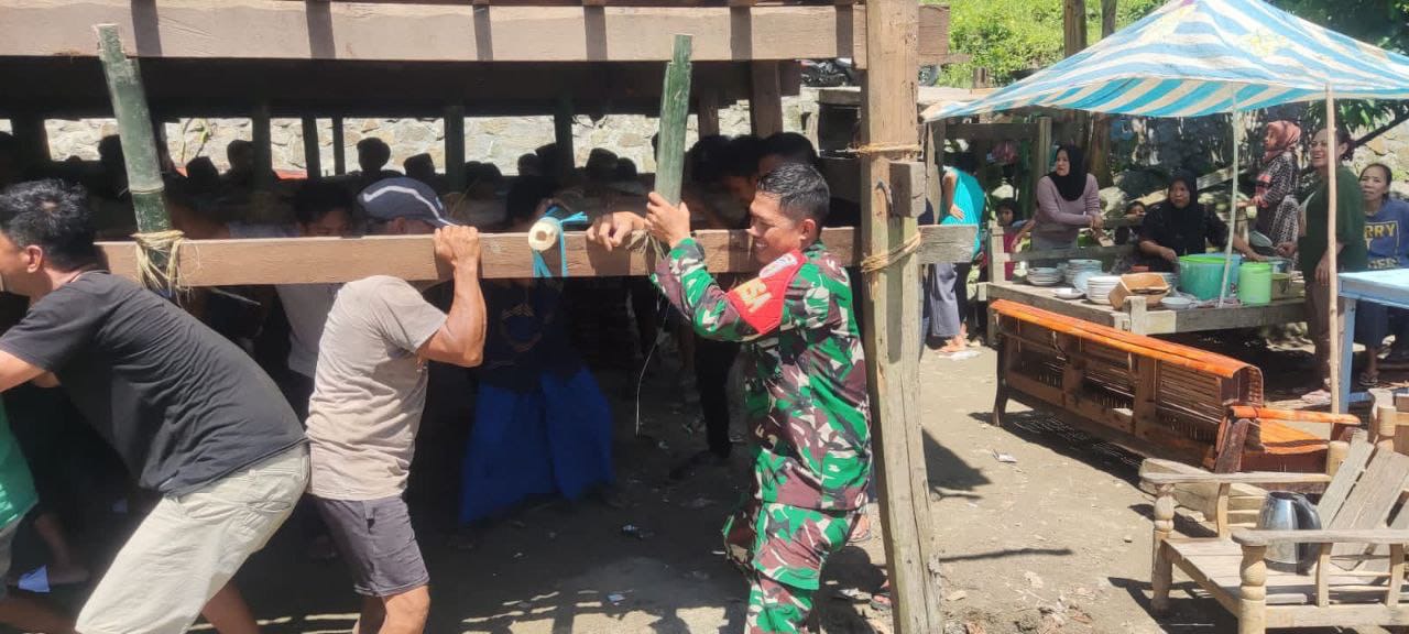 Jalin Keakraban, Babinsa Kodim 1404/Pinrang Bantu Warga Pindahkan Rumah