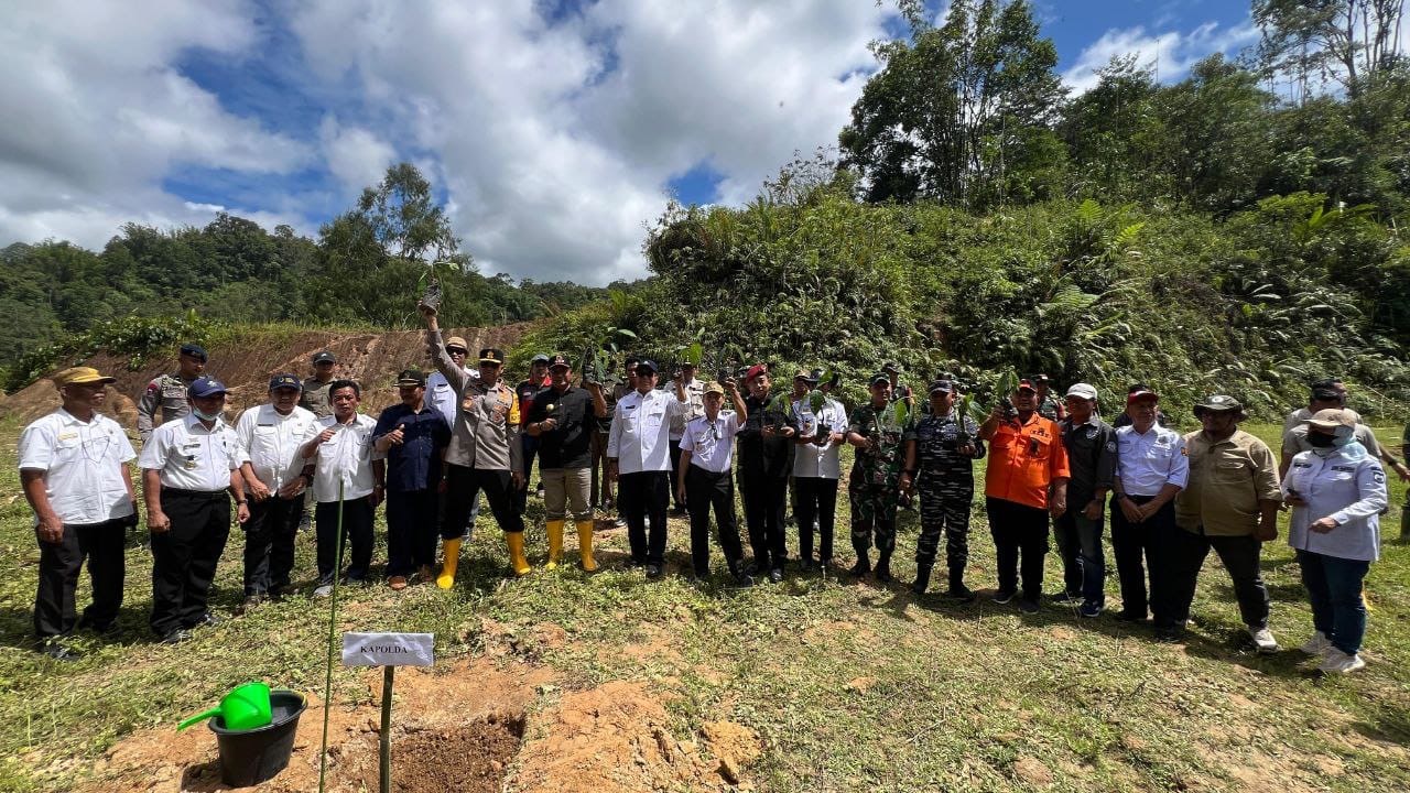 Kasrem 142/Tatag damping PJ Gubernur Tinjau Lokasi Bencana Longsor  di Kabupaten Mamasa
