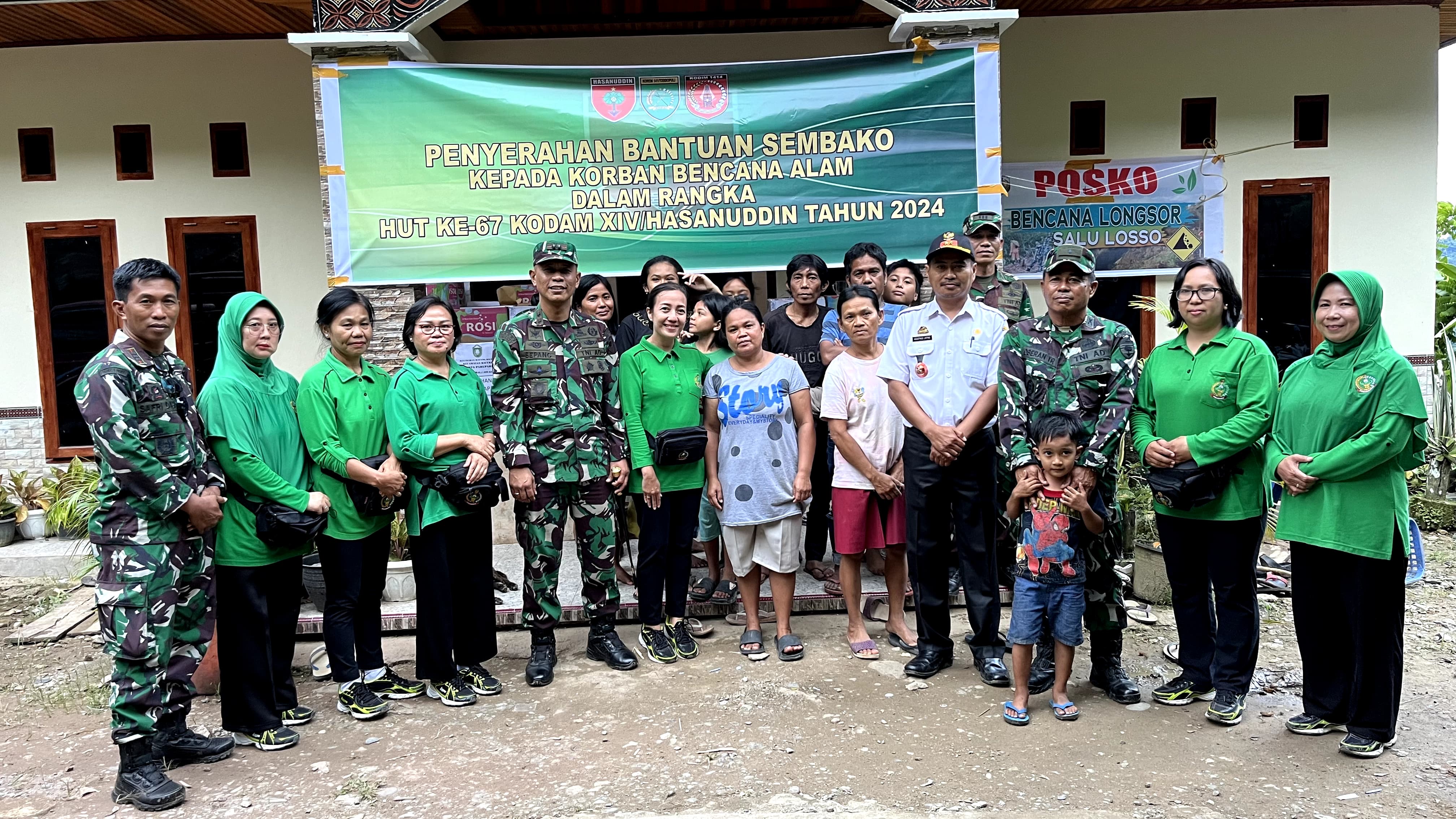 Dandim 1414/Tator Dan Ketua Persit Salurkan Bantuan Sembako Kepada Warga Yang Terdampak Bencana Alam