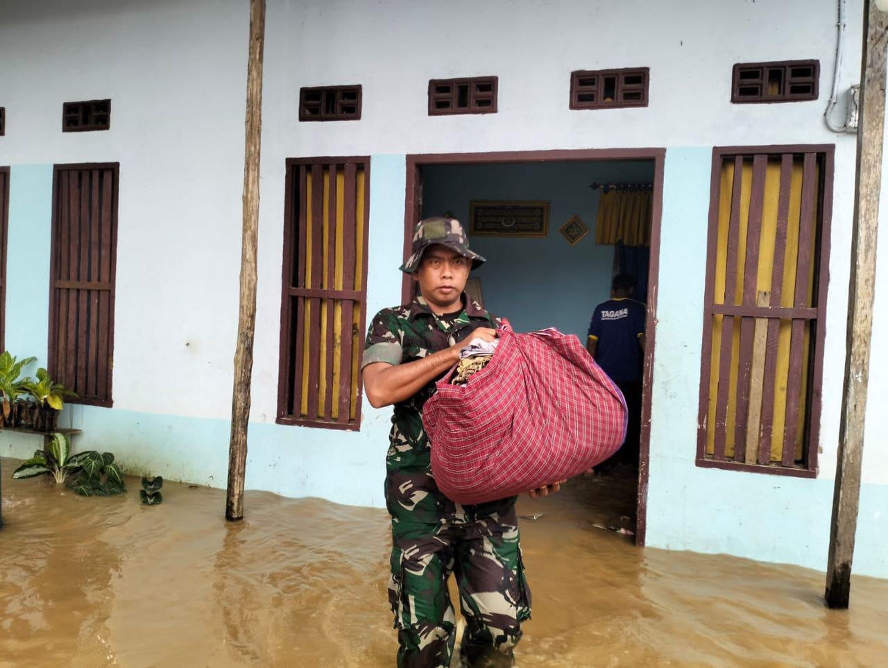 Babinsa Koramil 1430-02/Asera Bantu Evakuasi Warga Terdampak Banjir