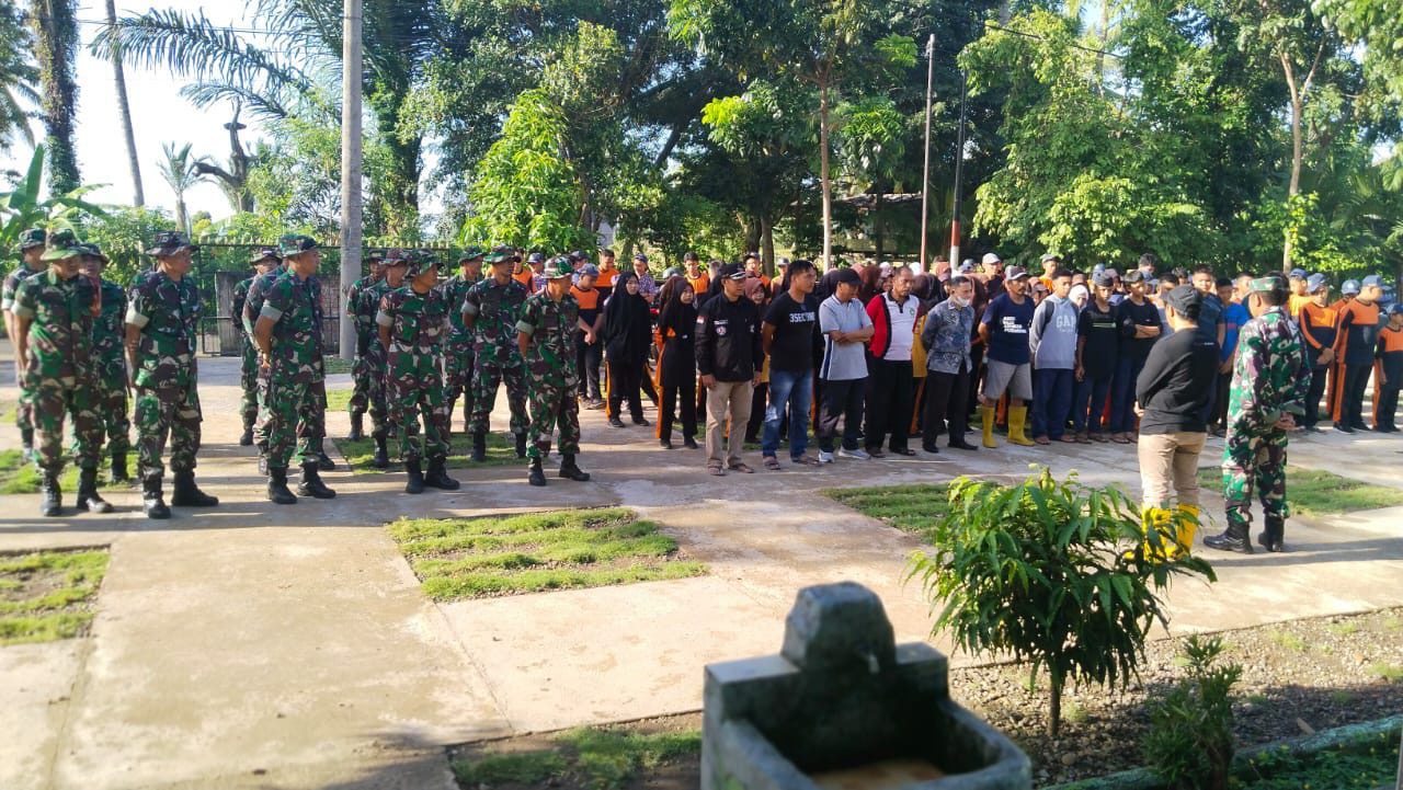 Koramil 1411-01/Gantarang Gelar Kerja Bakti Pemasangan Bronjong Beraama Masyarakat di Desa Dampang