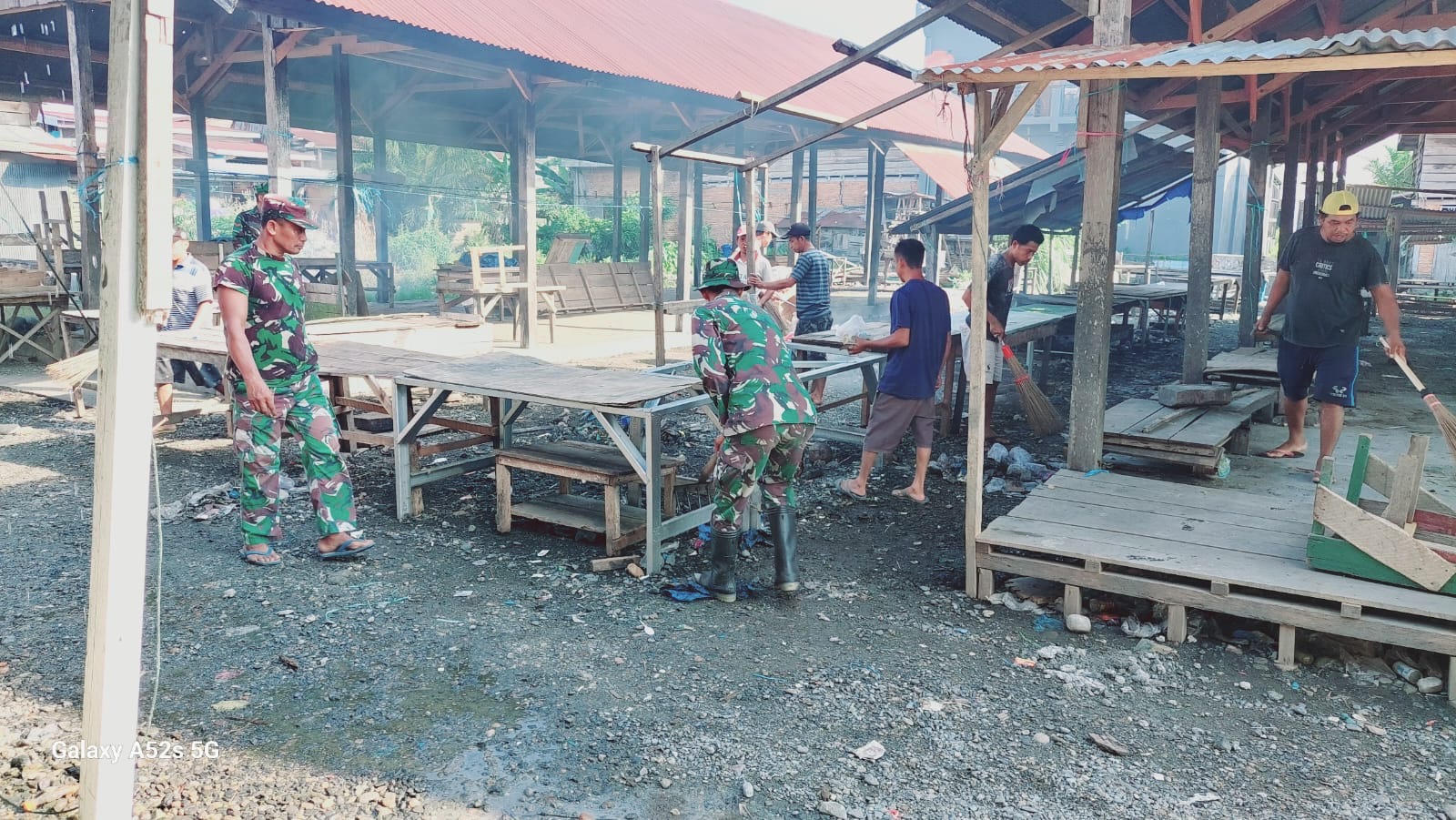 Babinsa Koramil 1418-04/Budong-Budong Bersama Pedagang Pasar Laksanakan Karya Bakti Bersihkan Pasar